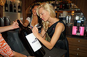 Diana Langes-Swarovski signiert eine Mega-Flasche des neuen Rotweines „Mount Stock High Hill Red"